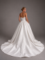 Preview: Prinzessinnen-Brautkleid mit spitzer Korsage und Schleifendetails