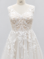 Preview: Romantisches Curvy-Brautkleid mit Blätterspitze und Glitzertüll