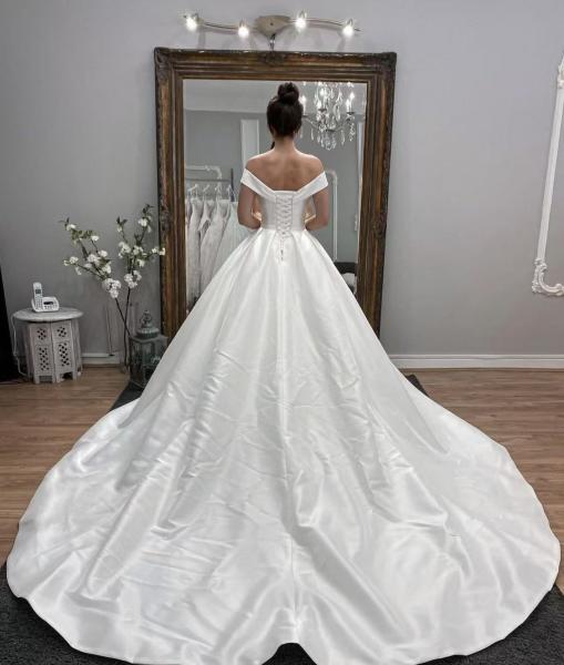 Brautkleid Satin Carmen Ausschnitt