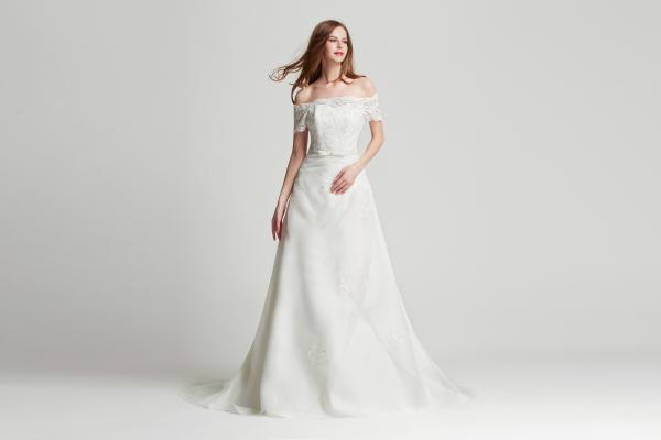 Brautkleid in A-Linie mit schulterfreiem Ausschnitt mit Manschetten Carmen Ivory