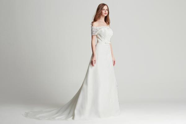 Brautkleid in A-Linie mit schulterfreiem Ausschnitt mit Manschetten Carmen Ivory