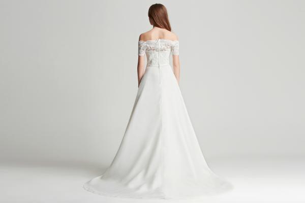 Brautkleid in A-Linie mit schulterfreiem Ausschnitt mit Manschetten Carmen Ivory