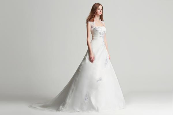 Trägerloses Kleid in A-Linie aus Satin/Organza incl. Bolero weiß/flieder