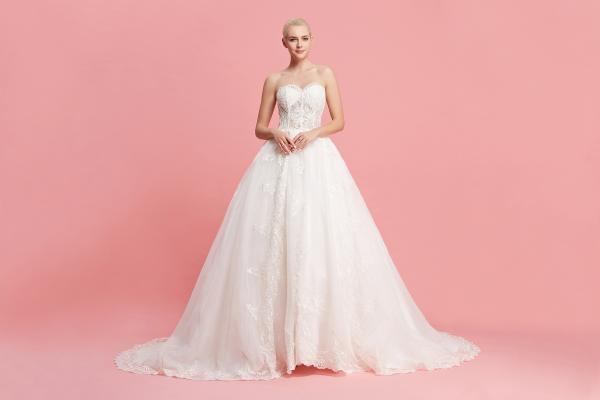 Trägerloses Ballkleid aus Pailletten-Tüll mit freiliegenden Bügeln
