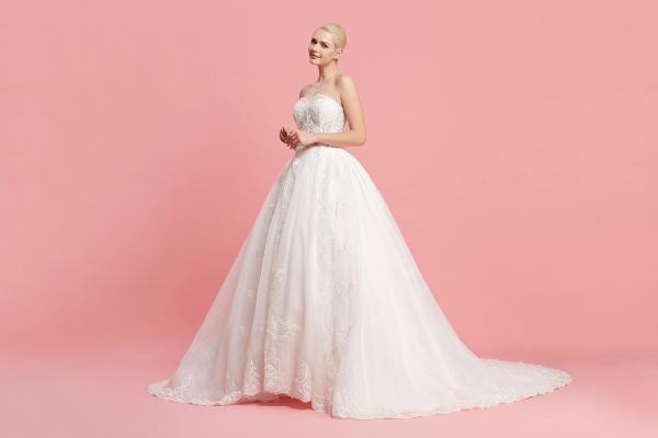 Trägerloses Ballkleid aus Pailletten-Tüll mit freiliegenden Bügeln