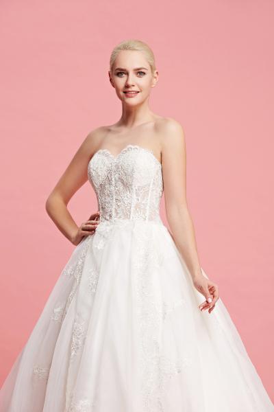 Trägerloses Ballkleid aus Pailletten-Tüll mit freiliegenden Bügeln