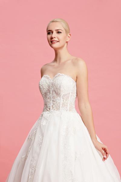 Trägerloses Ballkleid aus Pailletten-Tüll mit freiliegenden Bügeln