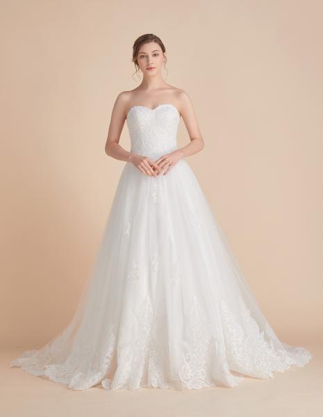 Trägerloses Brautkleid mit großformatige Spitze am Oberteil und Rock Ivory