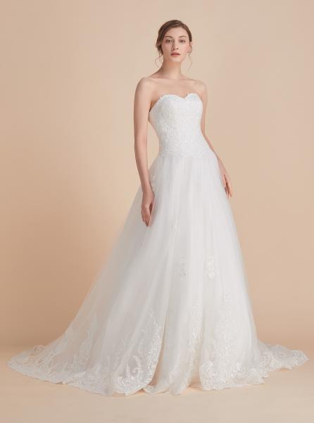 Trägerloses Brautkleid mit großformatige Spitze am Oberteil und Rock Ivory