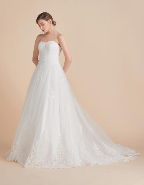 Trägerloses Brautkleid mit großformatige Spitze am Oberteil und Rock Ivory