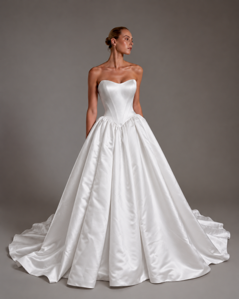 Prinzessinnen-Brautkleid mit spitzer Korsage und Schleifendetails
