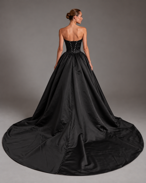 Schwarzes Brautkleid mit Drapierung und Rückenschnürung