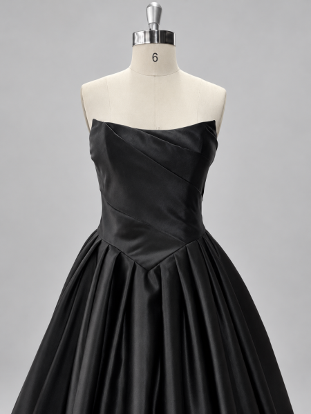 Schwarzes Brautkleid mit Drapierung und Rückenschnürung