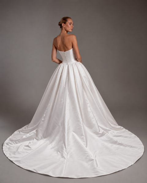 Schlichtes Prinzessinnen-Brautkleid mit Korsage und Faltenrock