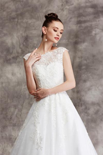 Ballkleid aus Tüll mit Spitzenbesetztem Oberteil und Flügelärmeln Ivory