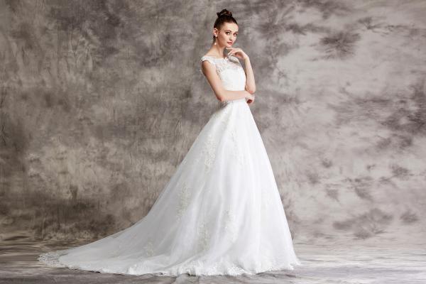 Ballkleid aus Tüll mit Spitzenbesetztem Oberteil und Flügelärmeln Ivory