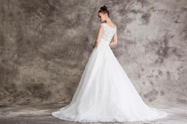Ballkleid aus Tüll mit Spitzenbesetztem Oberteil und Flügelärmeln Ivory