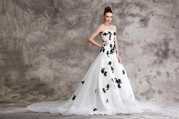 Fit-and-Flare-Kleid aus perlenbesetzter Spitze mit Pailletten in Ivory/Schwarz