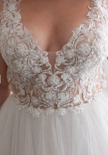 Emilia Young Brautkleid mit 3D Spitze E730I95