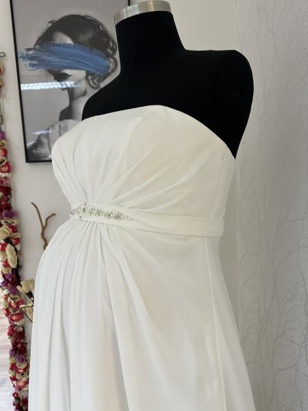 Trägerloses Umstandsbrautkleid aus Chiffon mit Empire-Taille und Schal