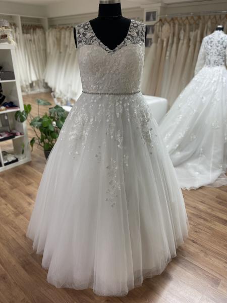 Paillettenbesetztes A-Linien-Kleid aus Tüll mit  Spitzenapplikationen Elfenbein u. Elfenbein/Sand   Gr.52-60