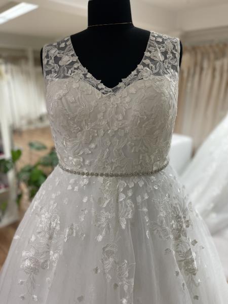 Paillettenbesetztes A-Linien-Kleid aus Tüll mit  Spitzenapplikationen Elfenbein u. Elfenbein/Sand   Gr.52-60