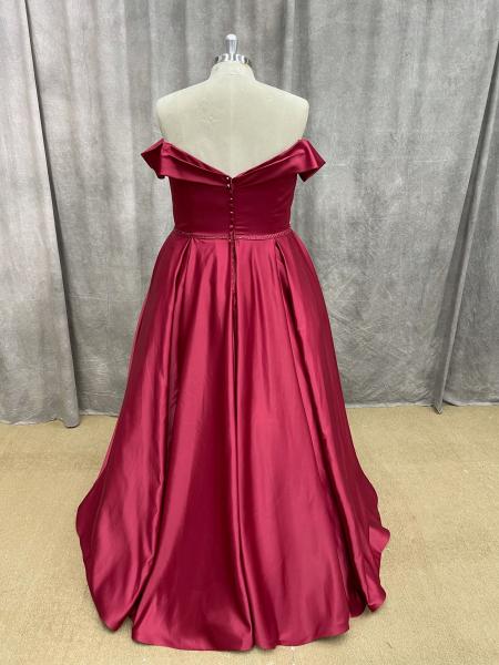 Satin-Kleid in A-Linie mit schulterfreiem Ausschnitt mit Manschetten Vládiyan