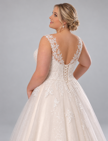 Romantisches Curvy-Brautkleid mit Blätterspitze und Glitzertüll