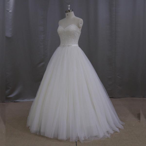 Klassisches Brautkleid mit glamourösen, anpassbaren Details: Glitzer