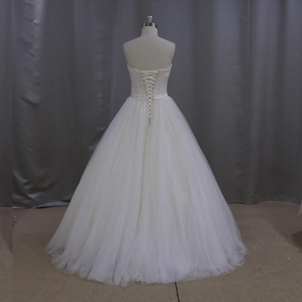 Klassisches Brautkleid mit glamourösen, anpassbaren Details: Glitzer