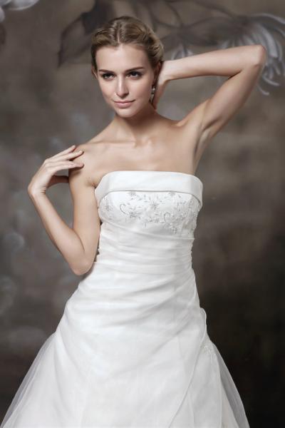 Zeitlose A-Linie Brautkleid trägerlos mit Weiter Mikado-Rock mit Kapellenschleppe