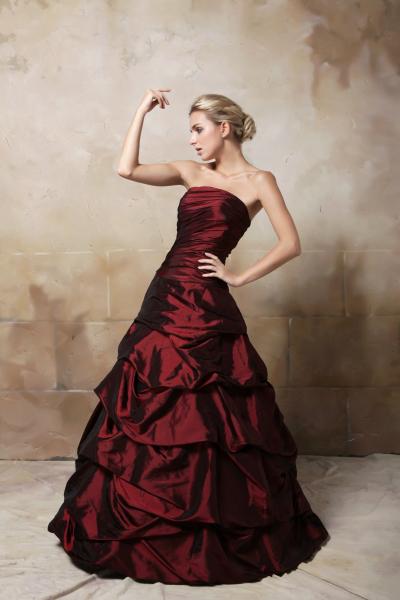 Brautkleid mit Korsage & weitem Rock Duchesse weiß I Ivory I Bordeaux I Schwarz I Grün