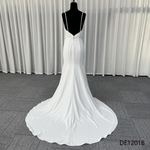 Ein elegant modifizierter herzförmiger Ausschnitt WYNNE