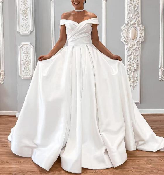 Brautkleid Satin Carmen Ausschnitt