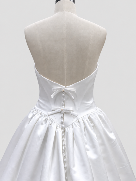 Prinzessinnen-Brautkleid mit spitzer Korsage und Schleifendetails