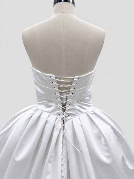 Trägerloses Prinzessinnen-Brautkleid mit Drapierung und Rückenschnürung