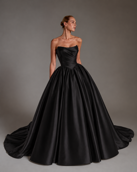 Schwarzes Brautkleid mit Drapierung und Rückenschnürung
