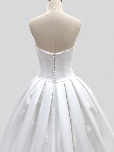 Schlichtes Prinzessinnen-Brautkleid mit Korsage und Faltenrock