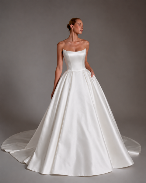 Schlichtes Prinzessinnen-Brautkleid mit Korsage und Faltenrock