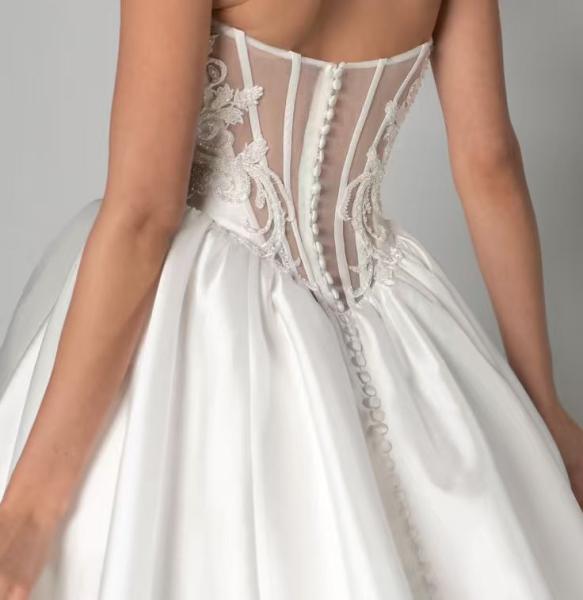 Satinbrautkleid mit Spitzenkorsage, Beinschlitz und Schleppe