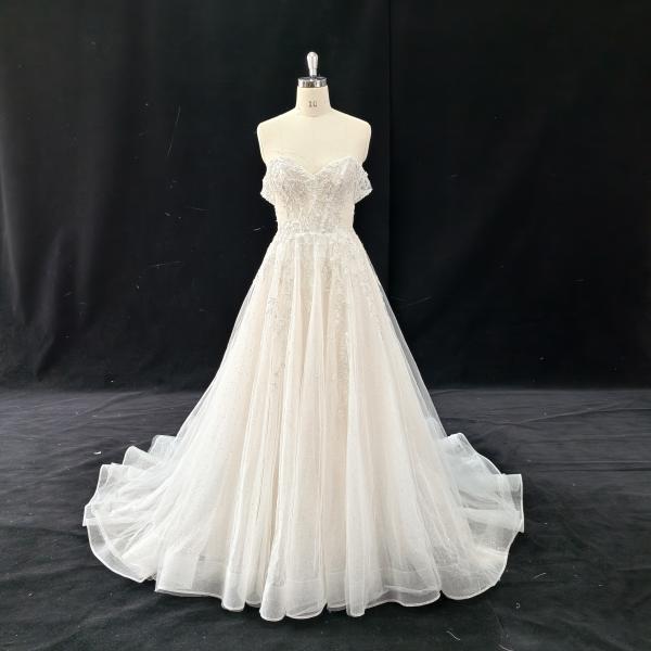 Brautkleid mit 3D Blätter Spitze 53004