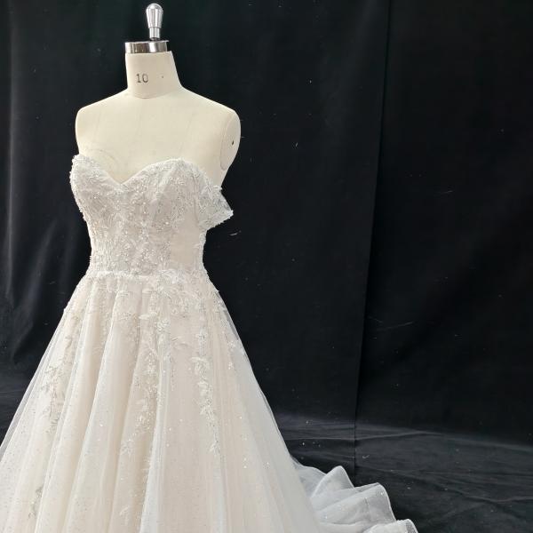 Brautkleid mit 3D Blätter Spitze 53004