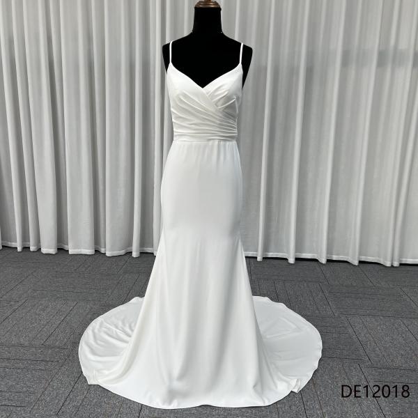 Ein elegant modifizierter herzförmiger Ausschnitt WYNNE