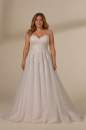 Wunderschönes Ballkleid, das in funkelndem Tüll mit romantischer, frostiger, bestickter Spitze